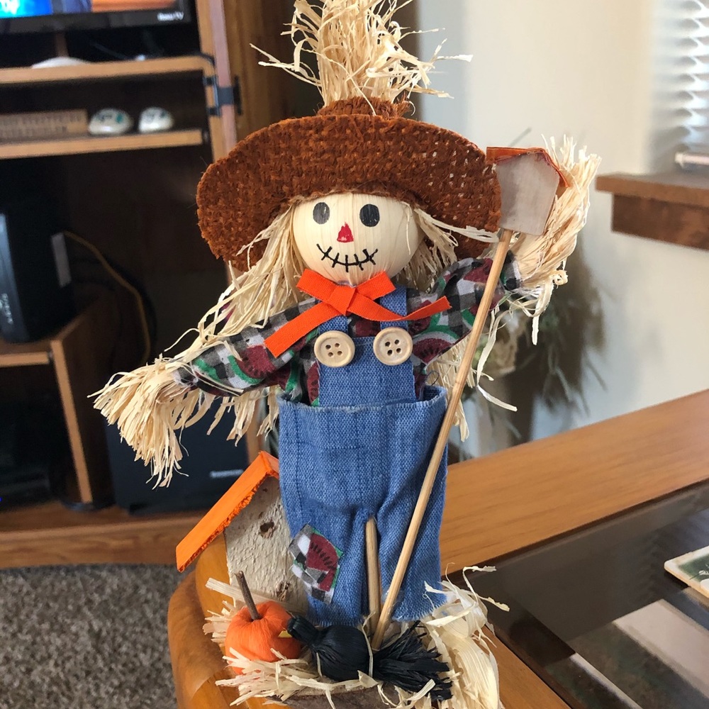 NWOT - Wood & Raffia Scare Crow - 9 1/4” Tall